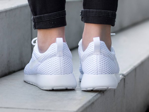 chaussure Nike Wmns Roshe One Hyper BR White Pure Platinum (1)