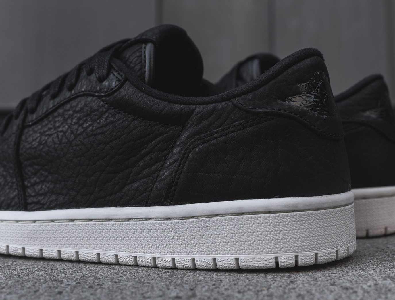 jordan 1 retro low swooshless black