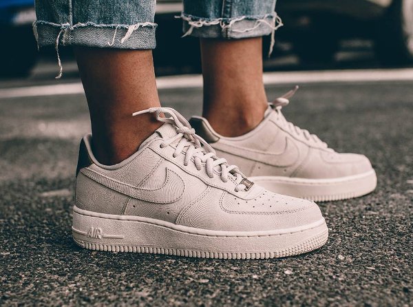 Basket Nike Air Force 1 07' Low Suede PRM Gamma Grey Phantom pas cher (femme) (5)