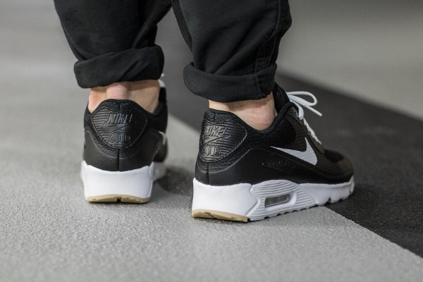 Basket Nike Air Max 90 Ultra Essential Black White Gum (2)