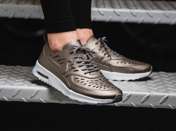 Basket Nike Air Max Thea Joli Metallic Pewter femme 1 600x448