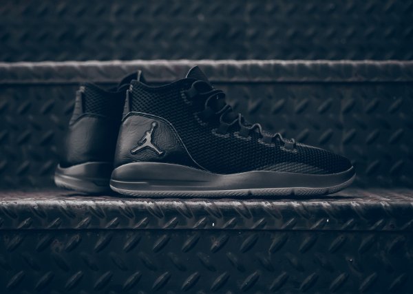 Chaussure Air Jordan Reveal Premium noire (1)