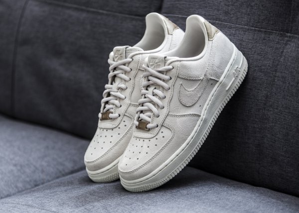 Chaussure Nike Wmns Air Force 1 07 Low Suede Premium Gamma Grey (1)