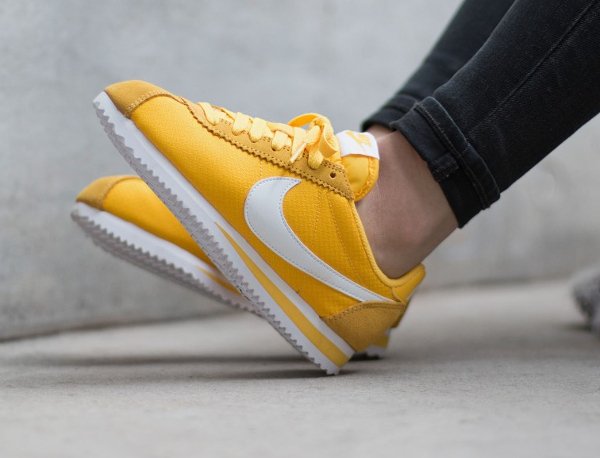 Chaussure Nike Wmns Classic Cortez 15 Nylon Varsity Maize White (2)