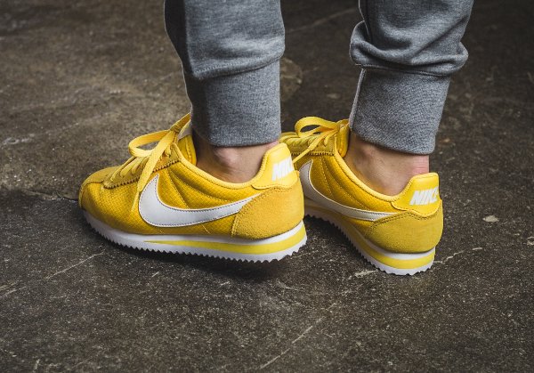 Chaussure Nike Wmns Classic Cortez 15 Nylon Varsity Maize White (6)