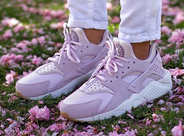 Nike Air Huarache Bleached Lilac - @ivoniceeeee