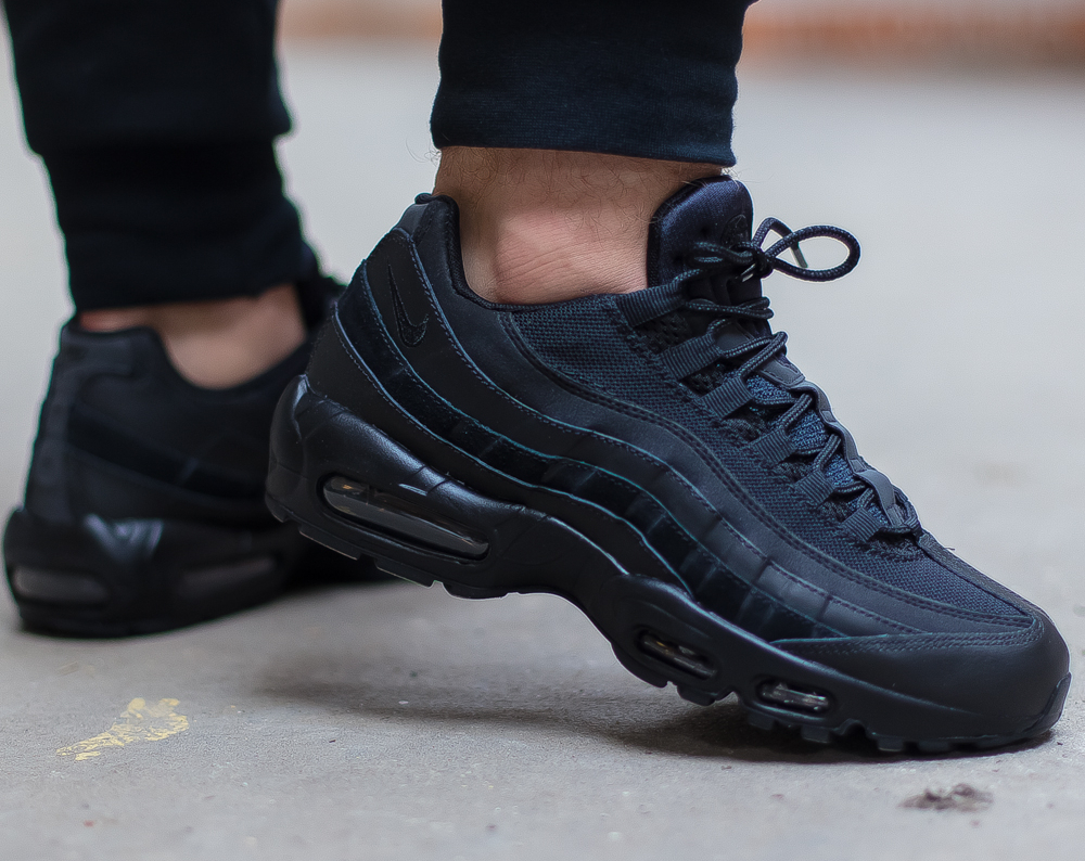 Найк 95 мужские. Nike Air Max 95 Essential Black. Nike Air Max 95 Essential Triple Black. Nike Air Max 95 Triple Black. Nike Air Max 95 черные.