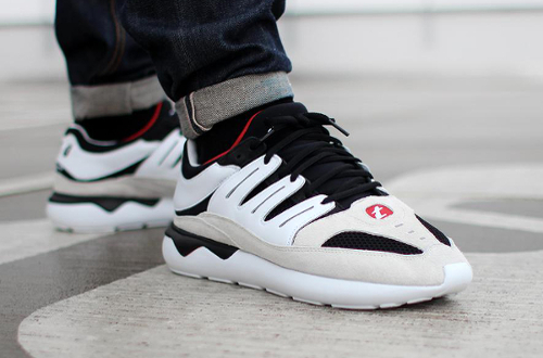 Adidas plays Tubular