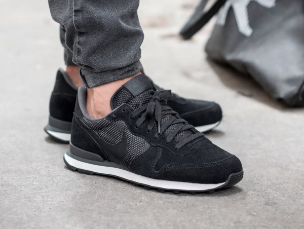 nike noir internationalist