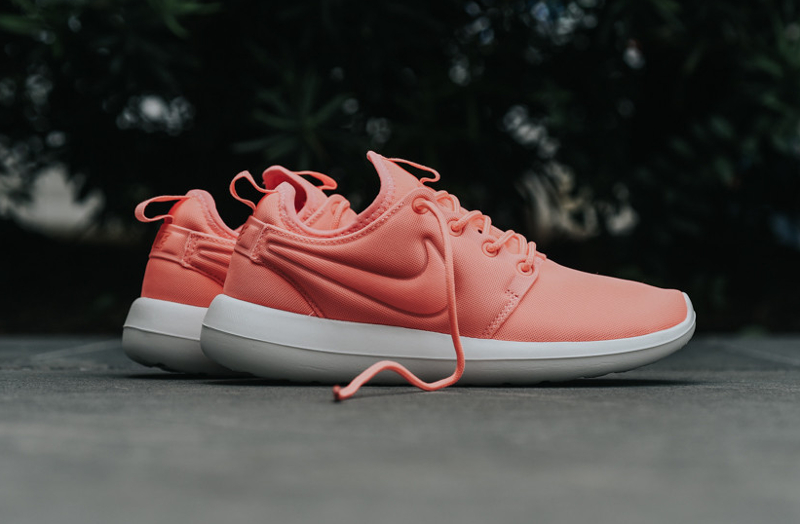 Chaussure Nike Wmns Roshe Two Atomic Pink (rose) femme (1)