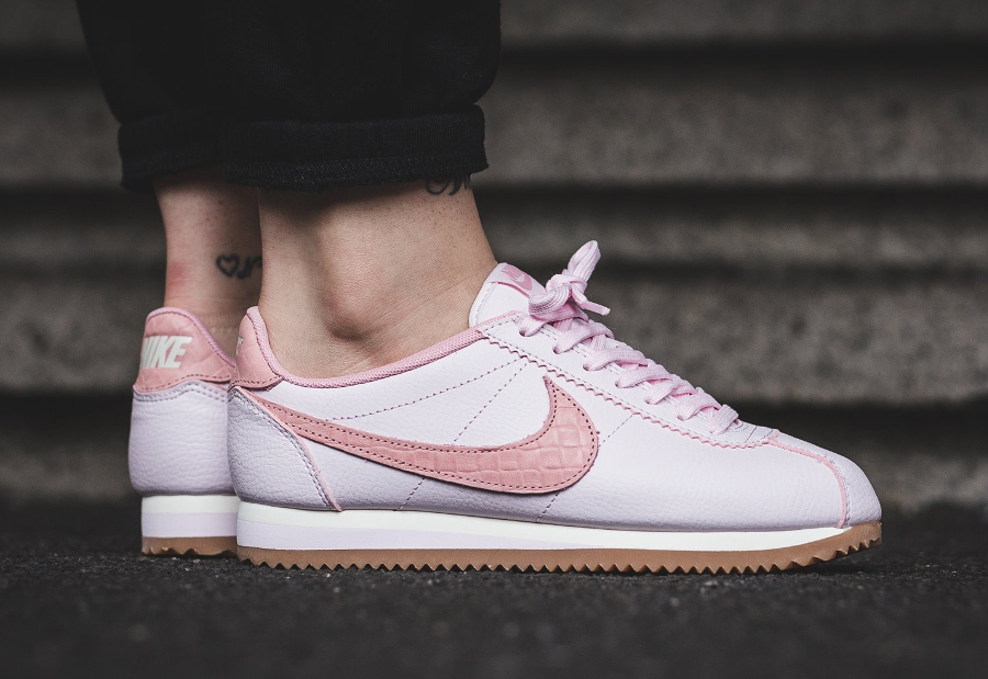 Chaussure Nike Cortez Leather Lux Croc Pearl Pink Gum (femme)