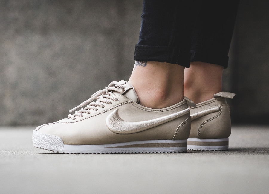 Chaussure Nike Cortez 72 SI Oatmeal Ivory Beige Swoosh brode femme