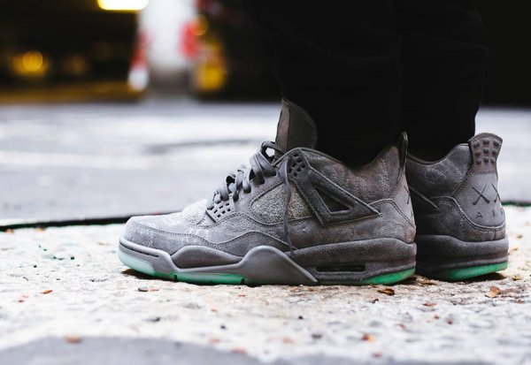 Air Jordan 4 IV Retro Kaws Grise notre avis