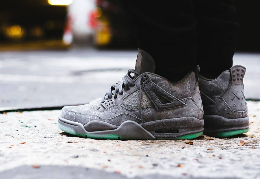 Chaussure Kaws x Air Jordan 4 IV Retro Cool Grey (Glow in the Dark)