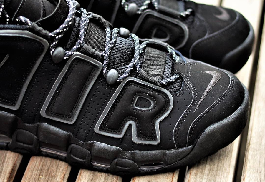 Review Nike Air More Uptempo QS Noire Triple Black 3M Reflective