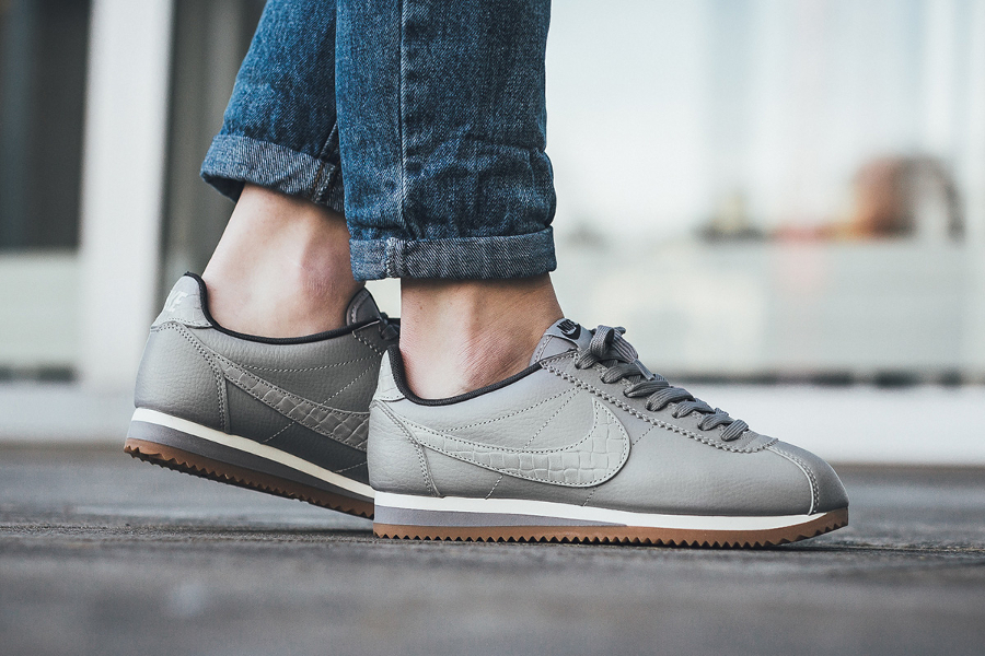 Nike WMNS Classic Cortez Leather Lux Matte Silver swoosh serpent pas cher