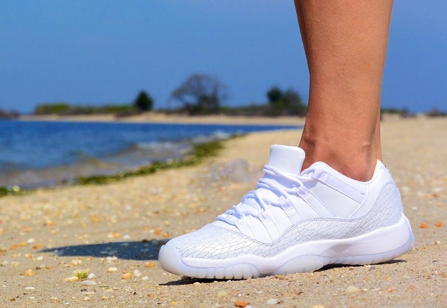 Chaussure Air Jordan 11 femme Retro Low PRM Heiress (blanche) (2)