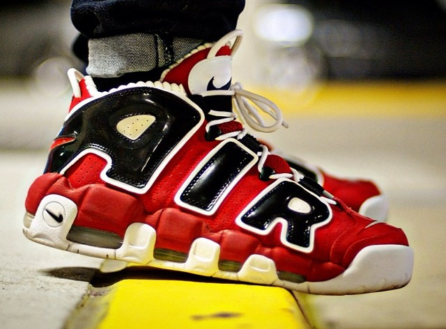 Chaussure Nike Air More Uptempo rouge Bulls hoop pack (1-1)