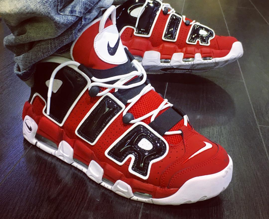 Chaussure Nike Air More Uptempo rouge Bulls hoop pack (2)