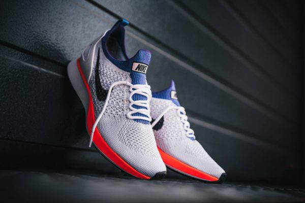 Nike mariah flyknit deals racer hyper crimson