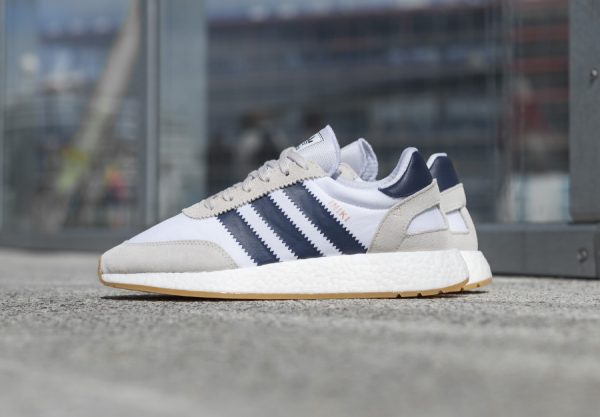 Basket badge Adidas Iniki Runner Boost Blanche Gomme 1 600x417