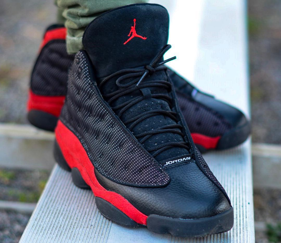 Chaussure AJ13 noire et rouge on feet (4)