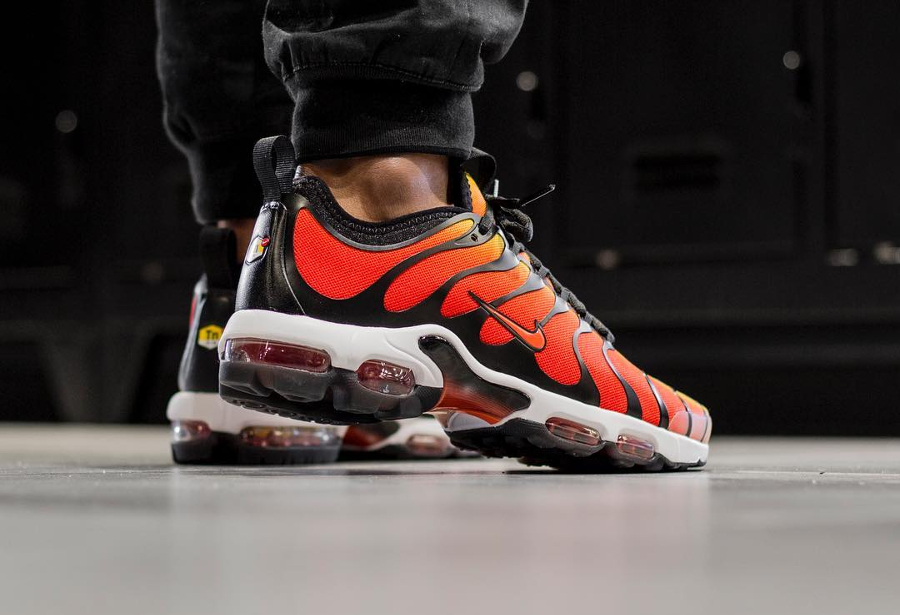 nike air max plus orange tiger