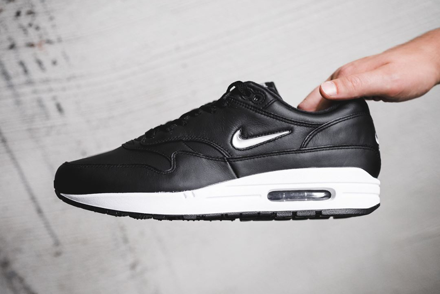 air-max-one-mini-swoosh-argent-cuir-noir (3)