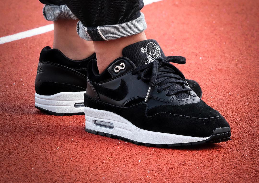 Chaussure Nike Air Max 1 Premium Black Rebel Skulls (tête de mort) on feet