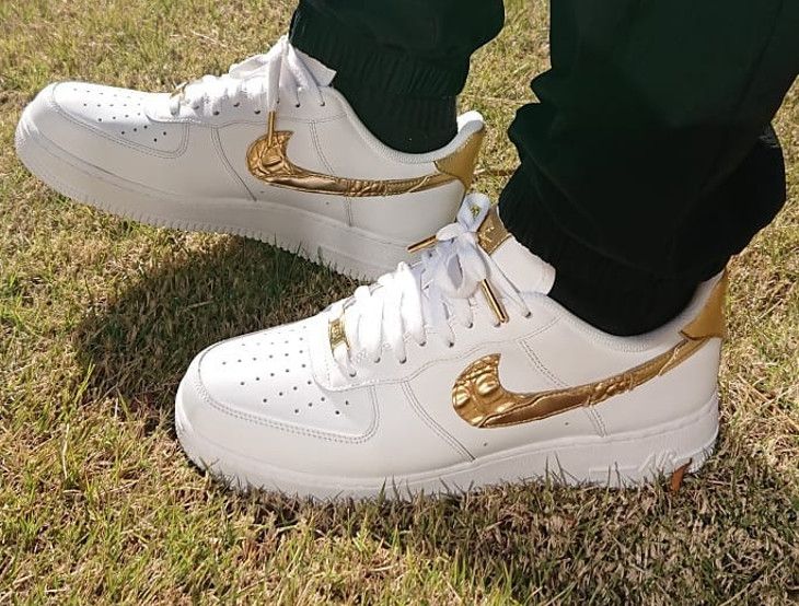 Chaussure Nike Air Force 1 Low CR7 Golden Patchwork Swoosh doré on feet (2)