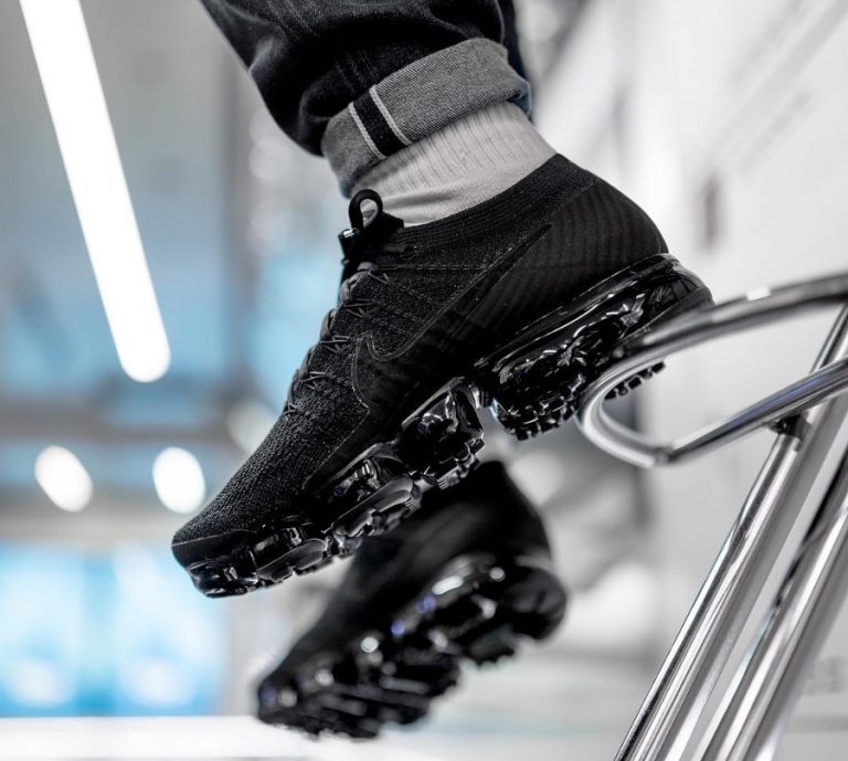 vapormax triple black femme