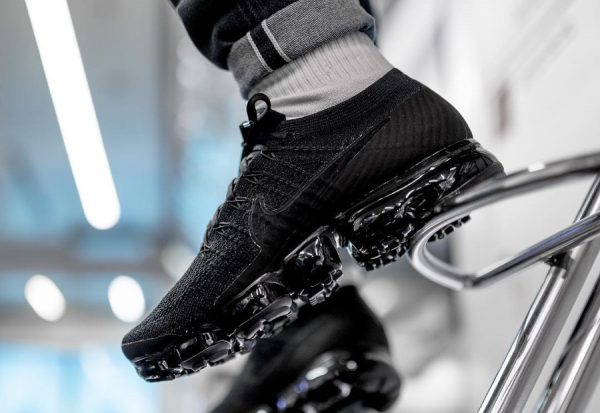 chaussure-nike-air-vapormax-flyknit-triple-noir-849558-011 (couv)