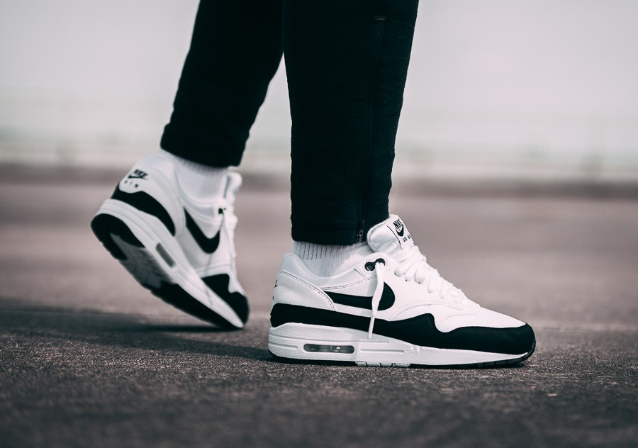 1-nike-air-max-1-femme-black-white-pas-cher