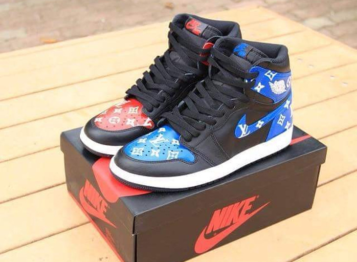 A quoi ressemble les Supreme x Louis Vuitton x Air Jordan 4 rouge et noire