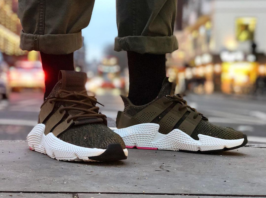 Chaussure Adidas Prophere Verte Trace Olive Pink on feet