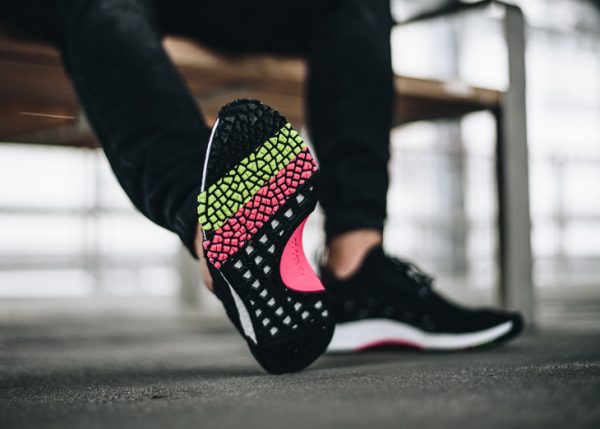 Adidas NMD Racer Boost en Primeknit noir avec une semelle rose et jaune fluo