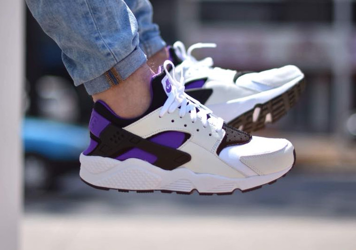 Chaussure Nike Air Huarache 91 QS White Purple Punch on feet