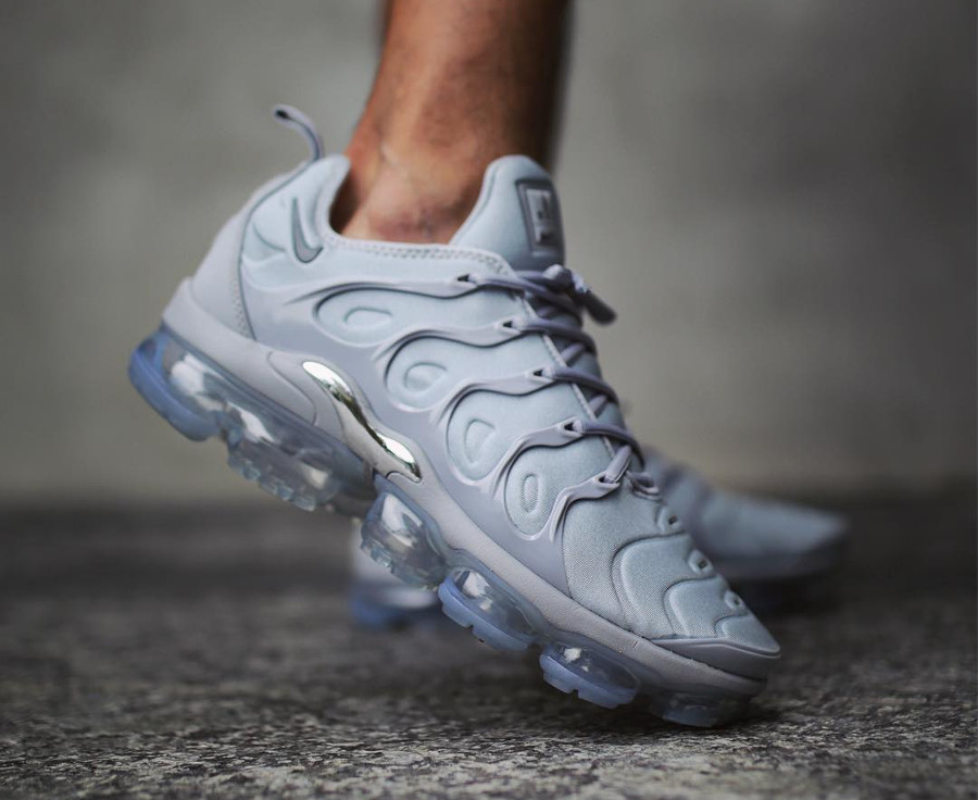 nike air vapormax plus triple grey