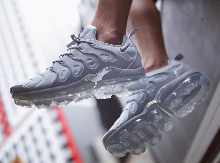 Chaussure Nike Air Vapormax Plus Requin Triple Grey (Gris Loup) (2)