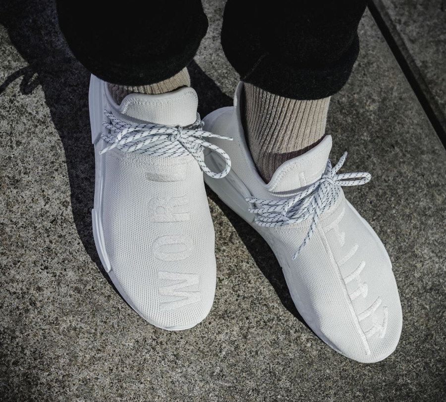 Chaussure Pharrell Williams x Adidas NMD HU Trail Holi BC Cream White (blanc cassé) on feet (2)