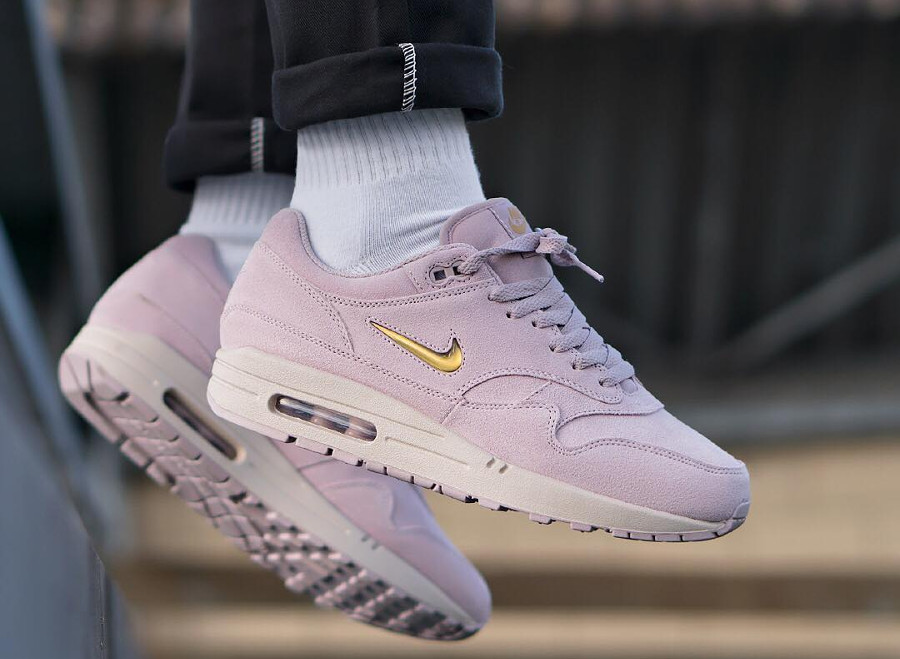 Nike Air Max 1 Jewel Suede Particle Rose (Swoosh doré) - chaussure pour homme