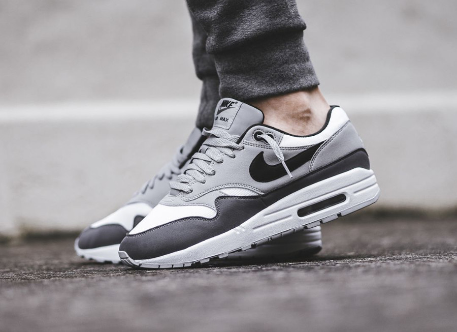 grey nike air max 1