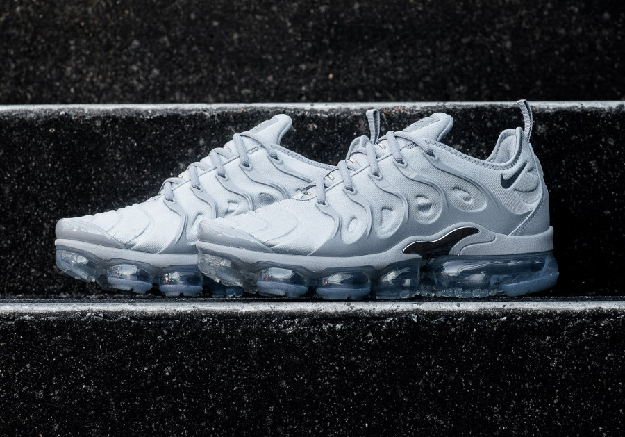 nike air vapormax plus triple grey