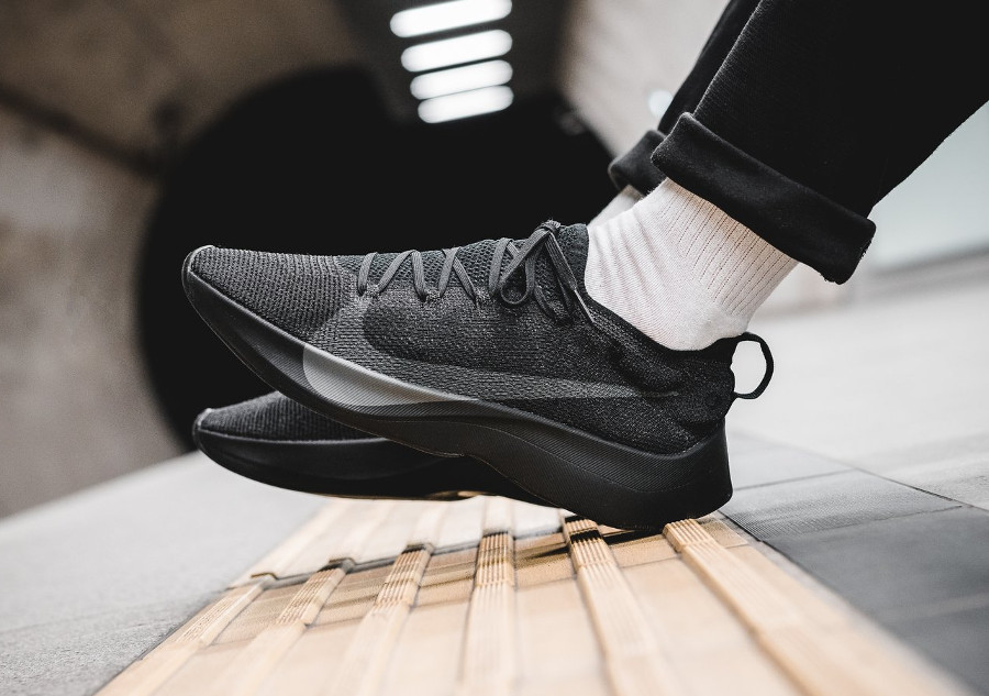 Le guide des achats la Nike Vapor Street Flyknit noire Swoosh gris