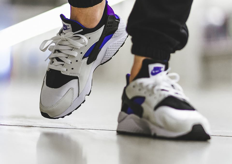Chaussure Nike Air Huarache 91 QS White Purple Punch on feet (lanière bicolore noire et violet) (1)