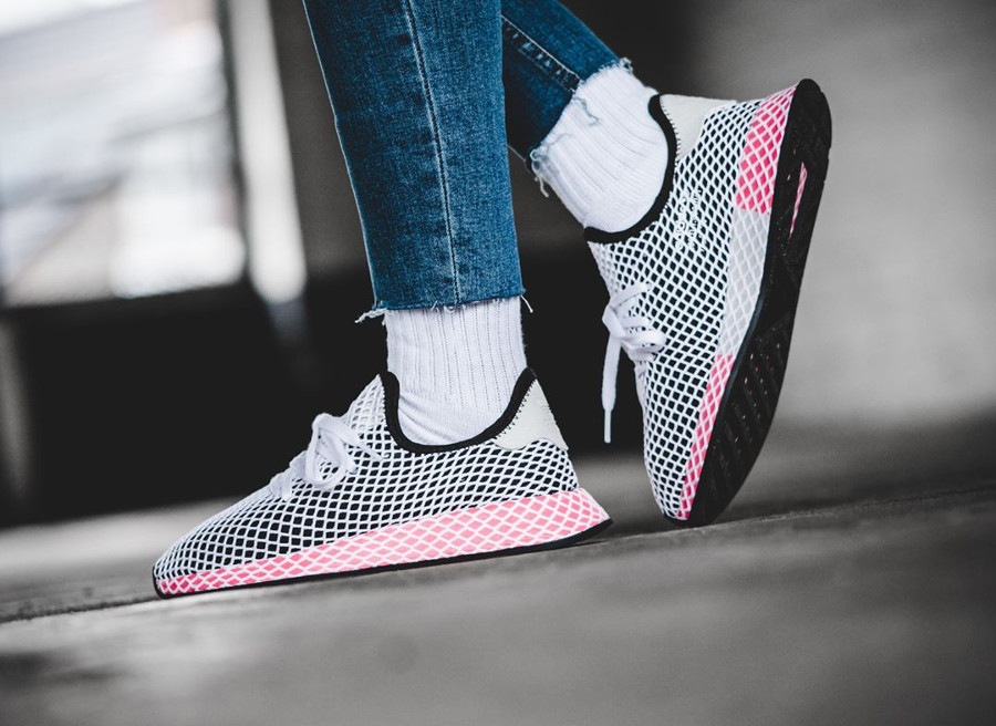 Chaussure Adidas Deerupt Runner Rose Noire Chalk Pink (femme) on feet