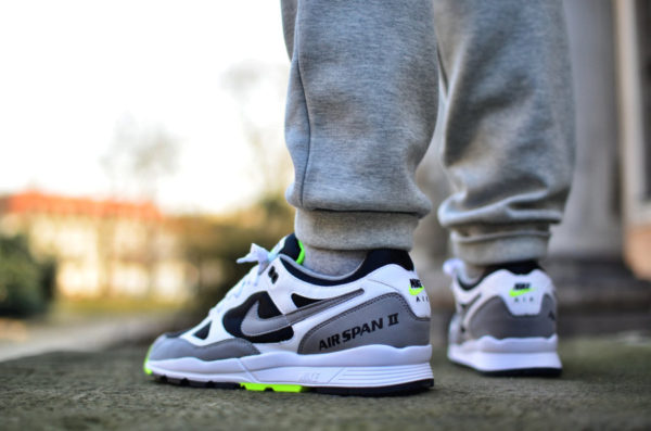 Chaussure Nike Air Span 2 OG White Dust Volt on feet (suède gris, mesh noir, cuir blanc, jaune fluo)