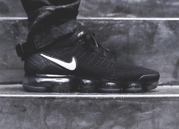 Chaussure Nike Air Vapormax Flyknit 2.0 Black White Metallic Silver on feet