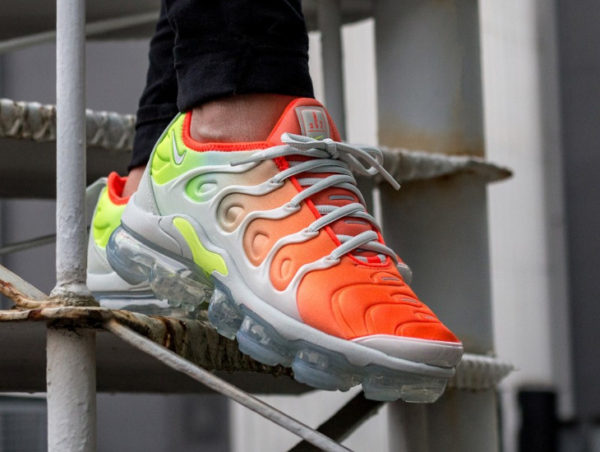 Chaussure Nike Air Vapormax Plus Requin Reverse Sunset (dégradé orange) pour femme