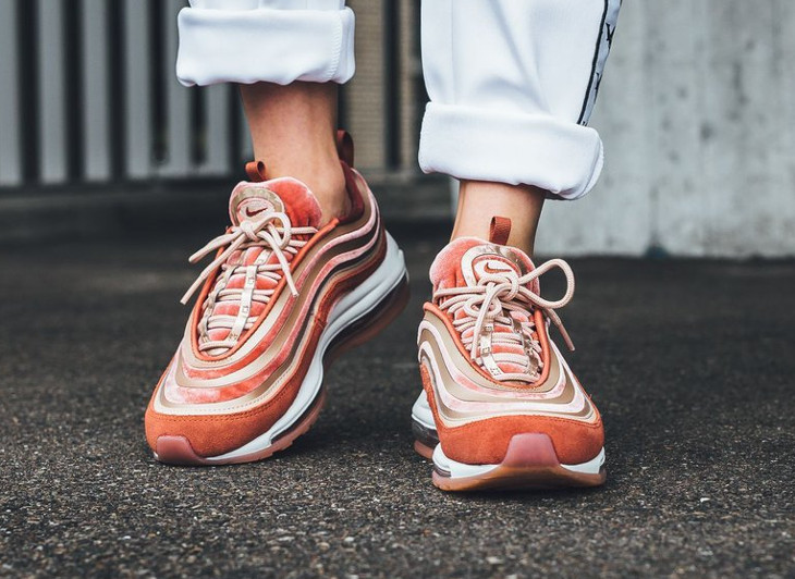 peach and white air max 97